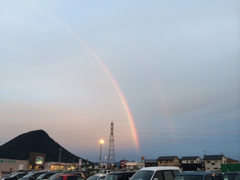 虹　　うっすら二重のような？