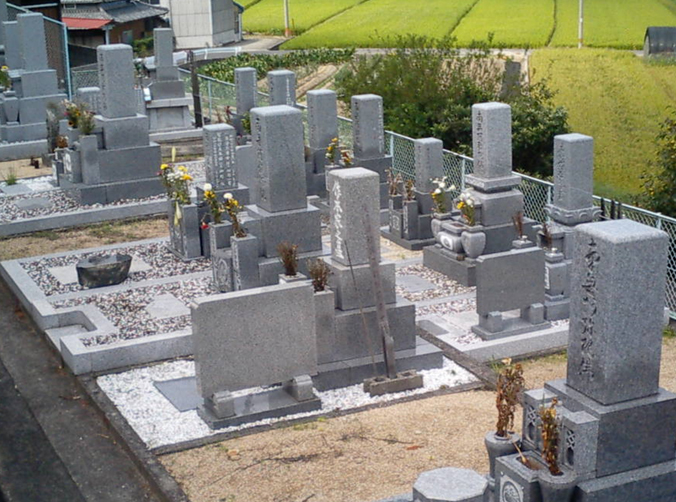 中の坪墓地