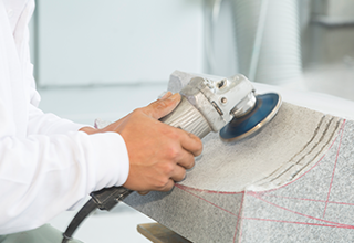 石職人　熟練の技