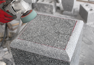 石職人　熟練の技