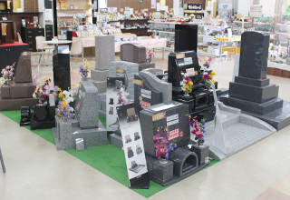 デザイン型墓石　多数展示