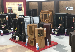 唐木仏壇　多数展示