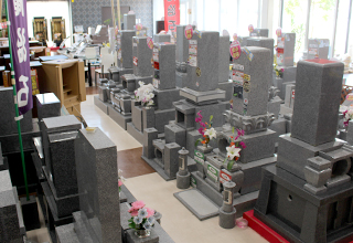 庵治石等国産石材を多数展示