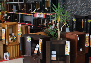 人気の家具調仏壇を多数展示