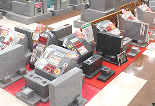 平和公園型墓石　多数展示