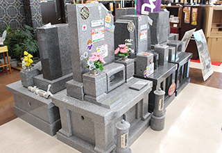 デザイン型墓石　多数展示