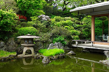 水面の映り込みも美しい石を使った日本庭園