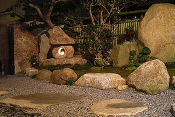日本庭園・化け灯篭