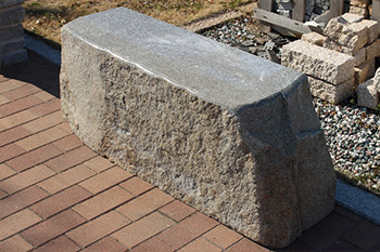 石のベンチ